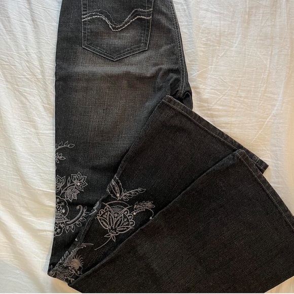 Measurements:
Waist - 30"
Hips - 38"
Rise - 10"
Inseam - 34"
Thigh - 20" - Picture 4 of 4